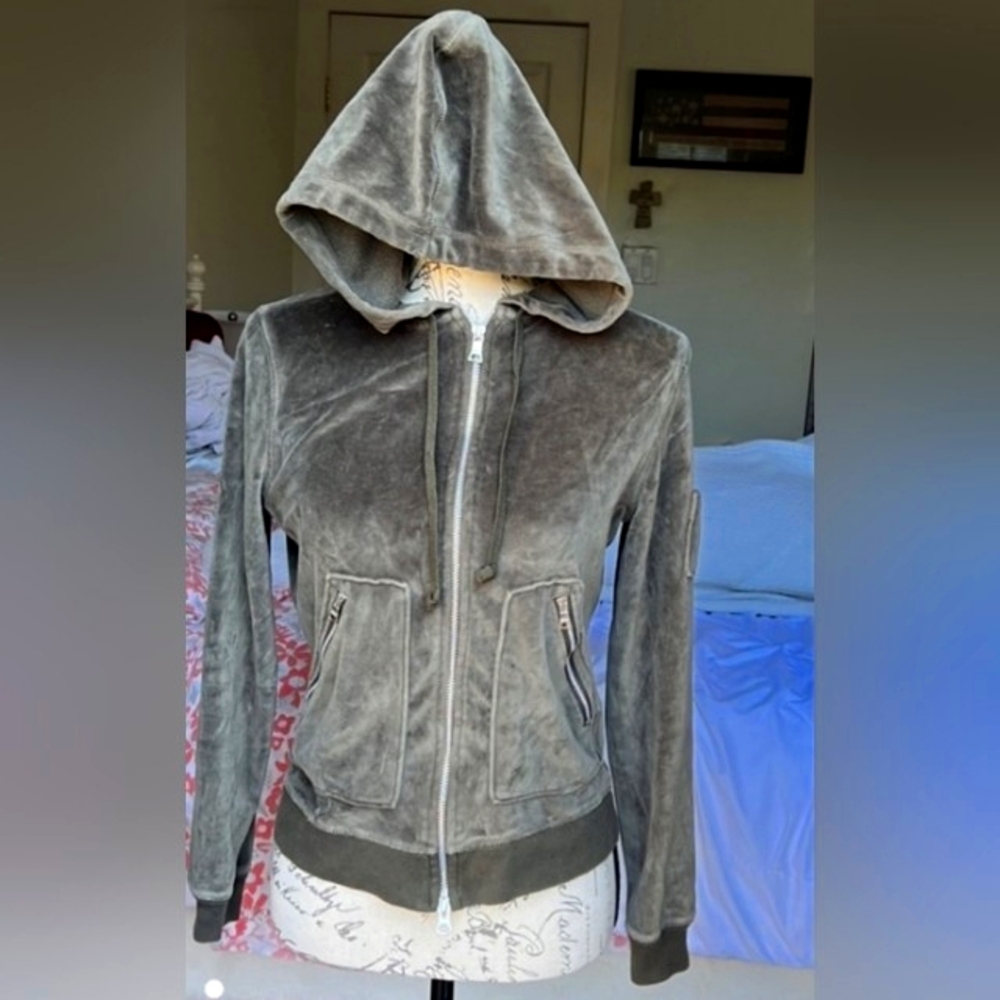 Banana Republic velour olive green hoodie  with zipper pockets in size M